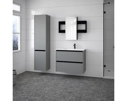 Koupelna s umyvadlovou skříňkou, zrcadlovou skříňkou a vysokou skříňkou