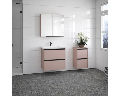 Koupelna s umyvadlem, zrcadlovou skříňkou a vysokou skříňkou ve světlém designu