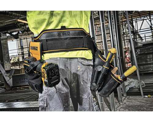 Řemeslník s brašnou na opasek na nářadí DeWalt