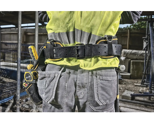 Řemeslník s opaskem na nářadí s nářadím