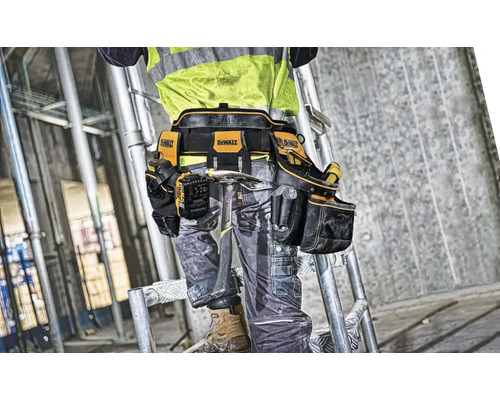 Řemeslník s opaskem na nářadí na žebříku