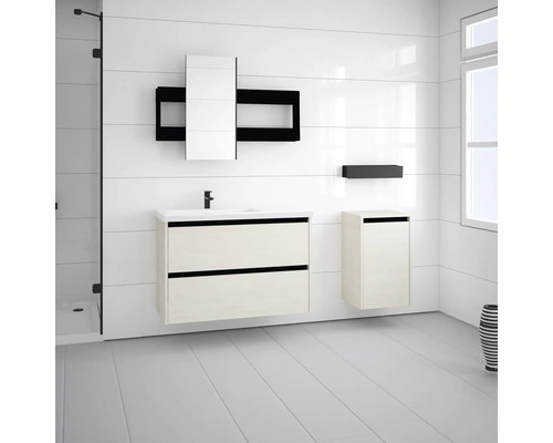 Světlá koupelna s umyvadlovou skříňkou, zrcadlovou skříňkou a vysokou skříňkou