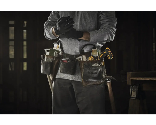 Řemeslník s opaskem na nářadí DeWalt včetně kladiva a vrtačky