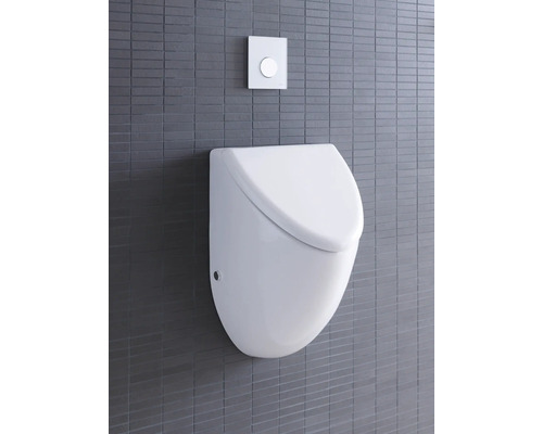 Bílý nástěnný pisoár s tlačítkem splachování na šedé zdi