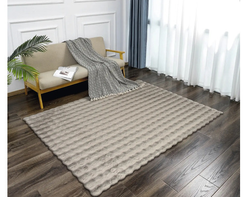 Obývací pokoj s pohovkou a obdélníkovým kobercem