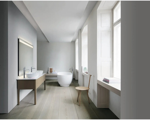 Světlá koupelna s dvojitým umyvadlem, volně stojící vanou a oknem.