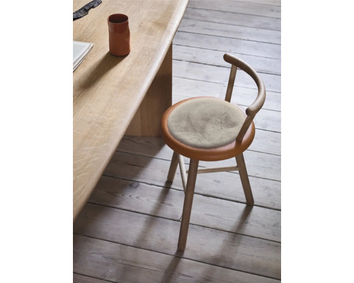 Dřevěná židle s kulatým sedákem u dřevěného stolu