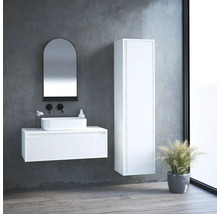 Moderní koupelna s bílou umyvadlovou skříňkou, zrcadlovou skříňkou a vysokou skříní před šedou zdí