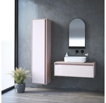 Koupelna s umyvadlem, zrcadlovou skříňkou a vysokou skříňkou