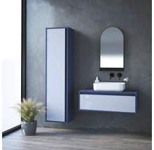 Moderní koupelna s umyvadlem, zrcadlem a vysokou skříní