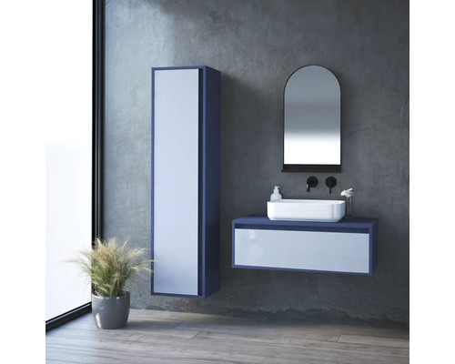 Moderní koupelna s umyvadlem, zrcadlem a vysokou skříní