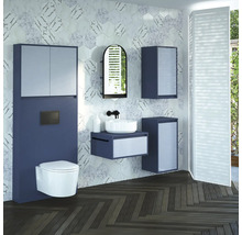 Moderní koupelna s umyvadlem, zrcadlovou skříňkou, závěsným WC a tmavou dřevěnou podlahou