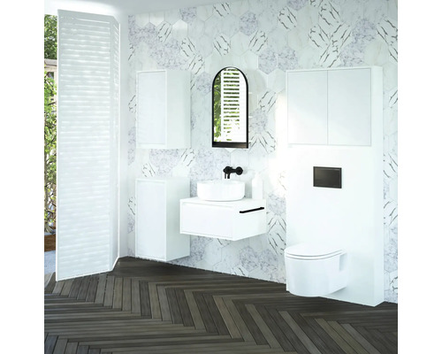 Moderní koupelna s umyvadlem, zrcadlovou skříňkou a závěsným WC před stěnou z mramorových obkladů