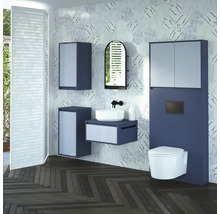 Moderní koupelna s umyvadlem, zrcadlovou skříňkou a toaletou