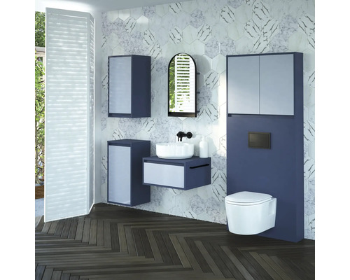 Moderní koupelna s umyvadlem, zrcadlovou skříňkou a toaletou