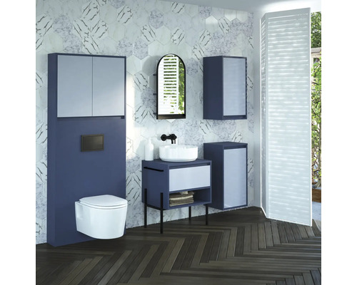 Moderní koupelna s toaletou, umyvadlem, zrcadlovou skříňkou a obklady stěn s mramorovým vzhledem.