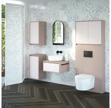 Moderní koupelna s umyvadlem, zrcadlovou skříňkou, toaletou a mramorovými obklady