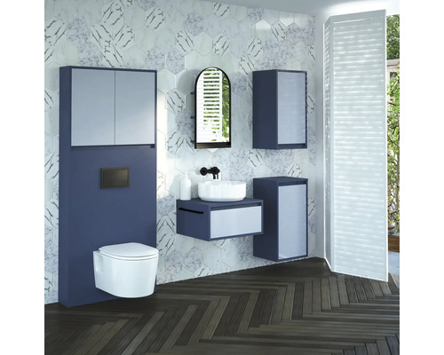 Moderní koupelna s toaletou, umyvadlem, zrcadlovou skříňkou a obkládanou stěnou