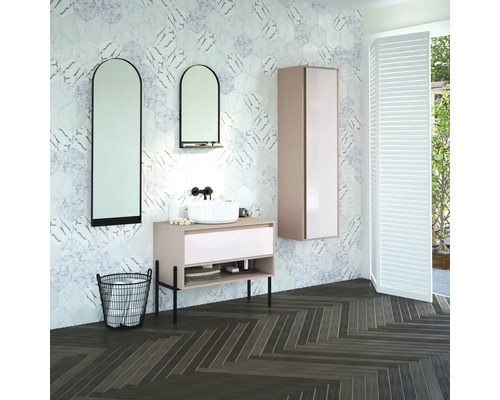 Moderní koupelna s umyvadlem, zrcadly, nástěnnou skříňkou a mozaikovými obklady