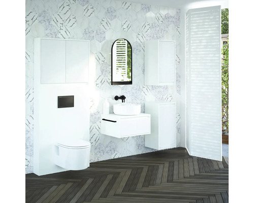 Moderní koupelna s bílým nábytkem, zrcadlem a umyvadlem