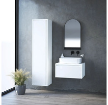 Moderní koupelna s bílou skříňkou pod umyvadlo, zrcadlovou skříňkou a vysokou skříňkou