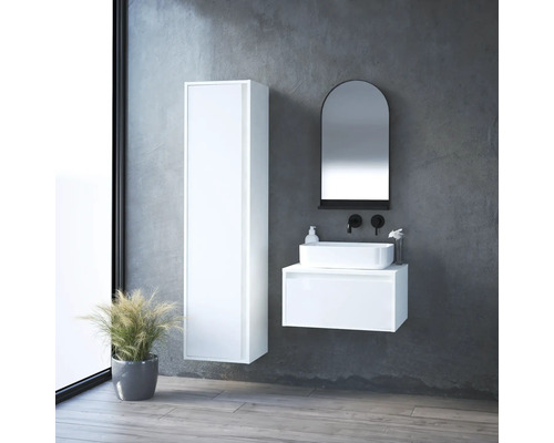 Moderní koupelna s bílou skříňkou pod umyvadlo, zrcadlovou skříňkou a vysokou skříňkou