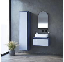 Moderní koupelnový komplet s umyvadlem, zrcadlem a vysokou skříňkou před šedou stěnou