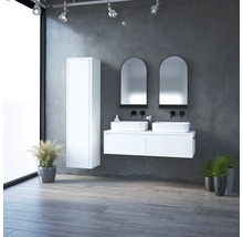 Koupelna s umyvadly, zrcadly, skříňkou pod umyvadlo a vysokou skříní