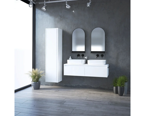 Koupelna s umyvadly, zrcadly, skříňkou pod umyvadlo a vysokou skříní