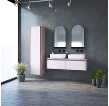 Moderní koupelna s umyvadlem, dvěma umyvadly, dvěma zrcadly a vysokou skříní