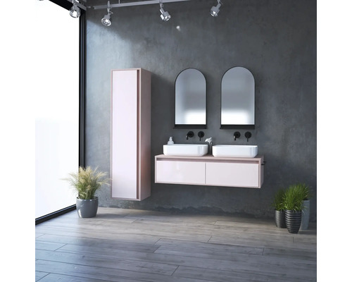 Moderní koupelna s umyvadlem, dvěma umyvadly, dvěma zrcadly a vysokou skříní