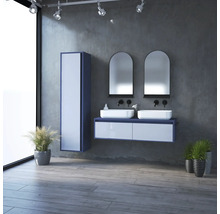 Moderní koupelna s dvojitým umyvadlem, zrcadlovou skříňkou a lesklými čely.