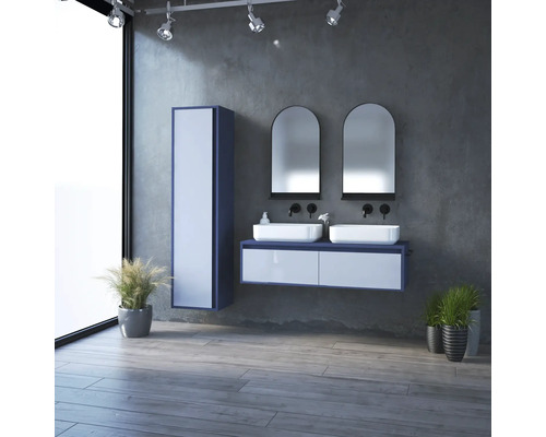 Moderní koupelna s dvojitým umyvadlem, zrcadlovou skříňkou a lesklými čely.