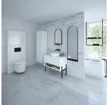 Světlá koupelna s toaletou, umyvadlem, zrcadlem a vanou