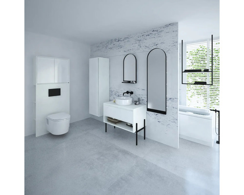 Světlá koupelna s toaletou, umyvadlem, zrcadlem a vanou