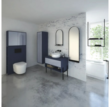 Moderní koupelna s toaletou, umyvadlem, zrcadly a vanou.