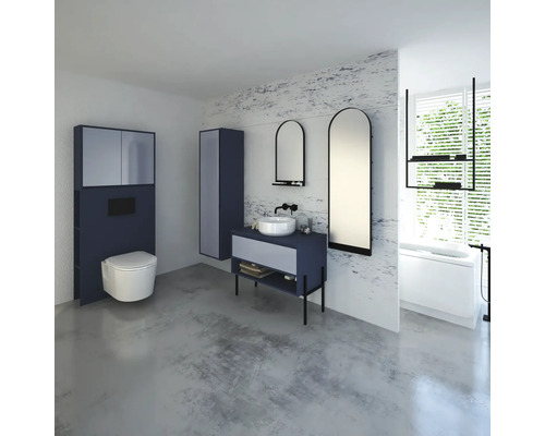 Moderní koupelna s toaletou, umyvadlem, zrcadly a vanou.