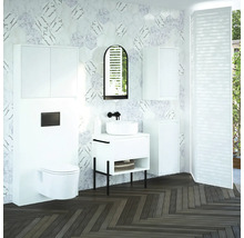 Moderní koupelna s bílou keramikou, umyvadlovou skříňkou a zrcadlem