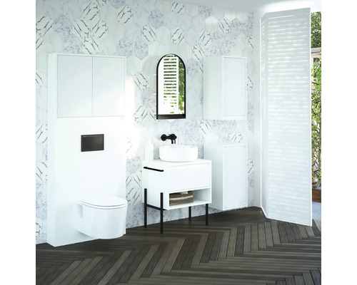 Moderní koupelna s bílou keramikou, umyvadlovou skříňkou a zrcadlem