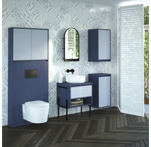 Koupelna s umyvadlem, zrcadlovou skříňkou, závěsným WC a podlahou se vzorem rybí kosti