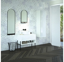 Světlá koupelna s bílým umyvadlem, zrcadly a šestihrannými obkládačkami.