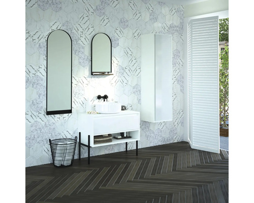 Světlá koupelna s bílým umyvadlem, zrcadly a šestihrannými obkládačkami.