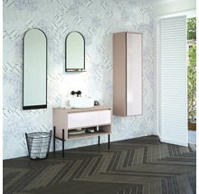 Moderní koupelna s umyvadlem, zrcadlem, skříňkou pod umyvadlo, závěsnou skříňkou a obklady s mramorovým vzhledem.