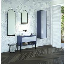 Koupelna s umyvadlem, zrcadly, umyvadlovou skříňkou a dřevěnou podlahou se vzorem rybí kosti