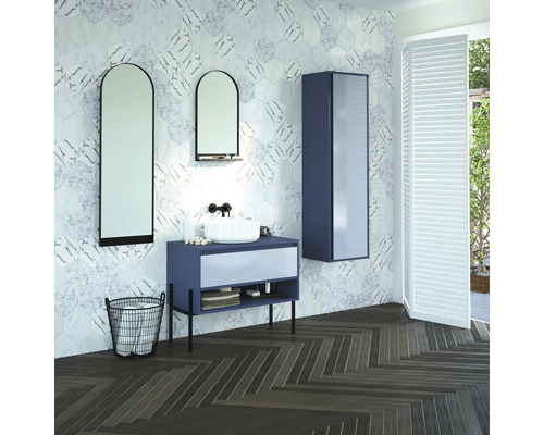 Koupelna s umyvadlem, zrcadly, umyvadlovou skříňkou a dřevěnou podlahou se vzorem rybí kosti