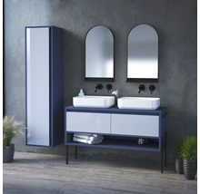 Moderní koupelnová sestava s dvojitým umyvadlem, zrcadly a vysokou skříní před šedou stěnou