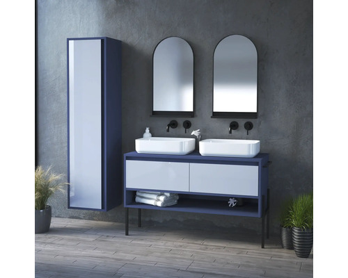 Moderní koupelnová sestava s dvojitým umyvadlem, zrcadly a vysokou skříní před šedou stěnou