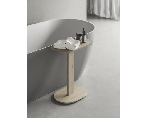 Dřevěná vanová polička s ručníky a kosmetickými produkty