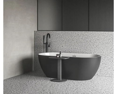 Moderní koupelna s volně stojící vanou, armaturou a odkládacím stolkem