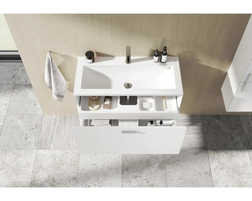 Pohled shora na koupelnu s umyvadlovou skříňkou se zásuvkami.